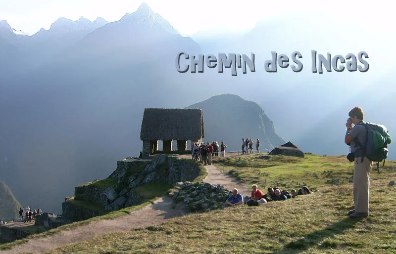 Randonneurs et leurs sacs devant un abri de pierre inca, sur le Chemin de l'Inca