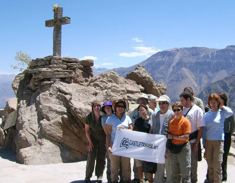 Groupe de voyageurs à la croix du belvédère du canyon de Colca